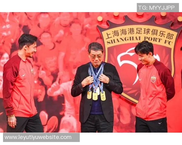 吕文君分享夺冠喜悦与恩师徐根宝合影重温崇明足球情怀